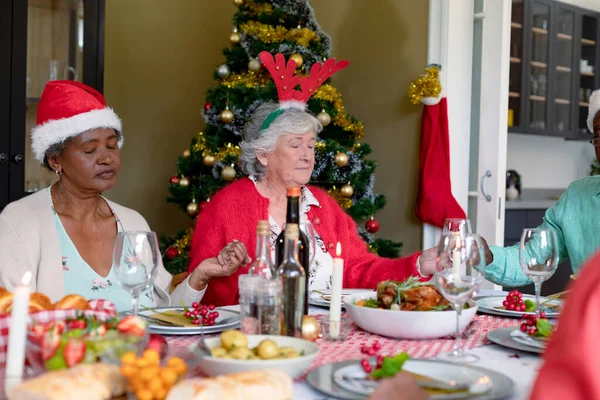 Diverso Grupo Amigos Mayores Felices Rezando Celebrando Navidad Juntos Casa — Foto de Stock