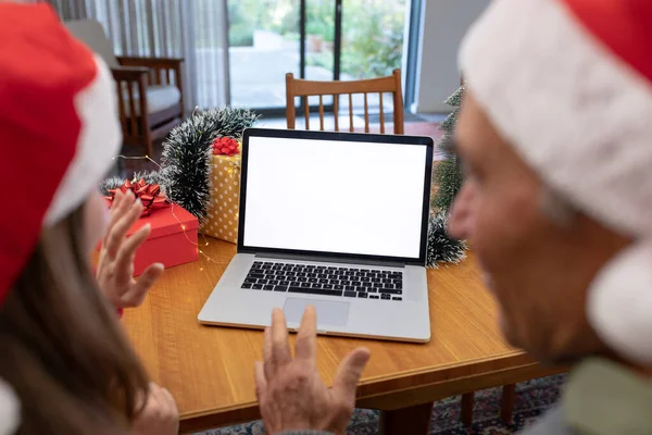 Белая Женщина Пожилой Мужчина Делают Видеозвонок Ноутбуке Копировальным Местом Рождество — стоковое фото