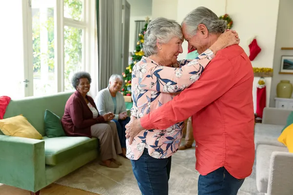 Feliz Pareja Ancianos Caucásicos Bailando Frente Sus Diversos Amigos Navidad —  Fotos de Stock