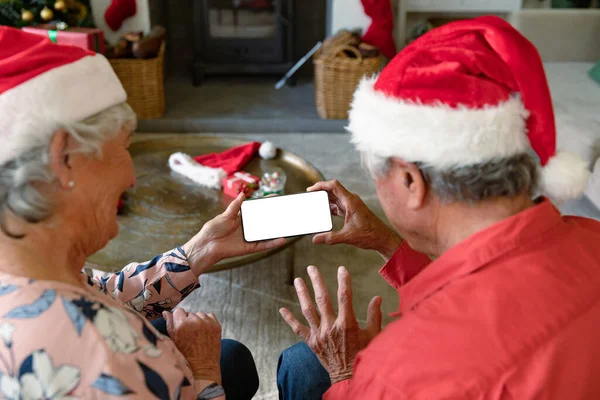 Pareja Mayor Caucásica Que Usa Sombreros Santa Usando Teléfono Inteligente — Foto de Stock