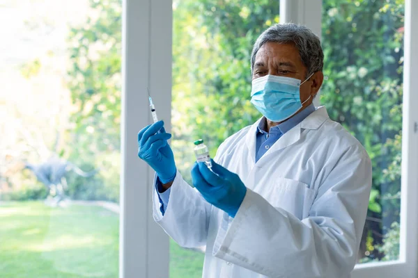 Médico Usar Máscara Facial Preparar Vacinação Contra Coronavírus Sozinho Serviços — Fotografia de Stock