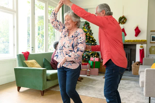 Gelukkig Kaukasisch Senior Koppel Dansend Woonkamer Met Kerst Kerstmis Festiviteiten — Stockfoto