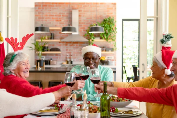 Vielfältige Gruppe Fröhlicher Senioren Feierte Hause Gemeinsam Weihnachten Mit Wein — Stockfoto