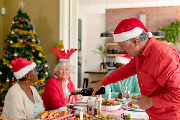 Diverse Groep Gelukkige Senioren Vieren Kerst Met Wijnstok Samen Thuis — Stockfoto