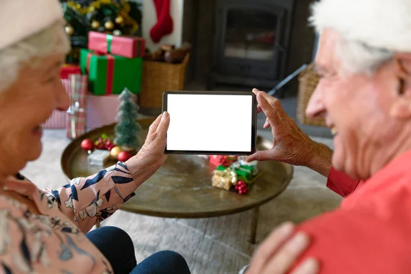 Καυκάσιο Ηλικιωμένο Ζευγάρι Φοράει Καπέλα Santa Χρησιμοποιώντας Tablet Χώρο Αντιγράφων — Φωτογραφία Αρχείου