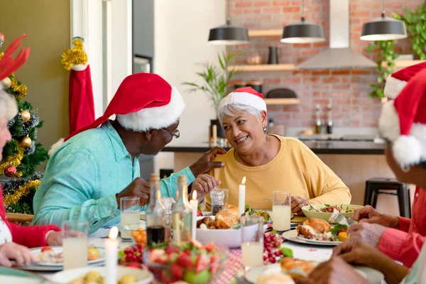 Różnorodna Grupa Szczęśliwych Starszych Przyjaciół Kapeluszach Świątecznych Świętujących Boże Narodzenie — Zdjęcie stockowe