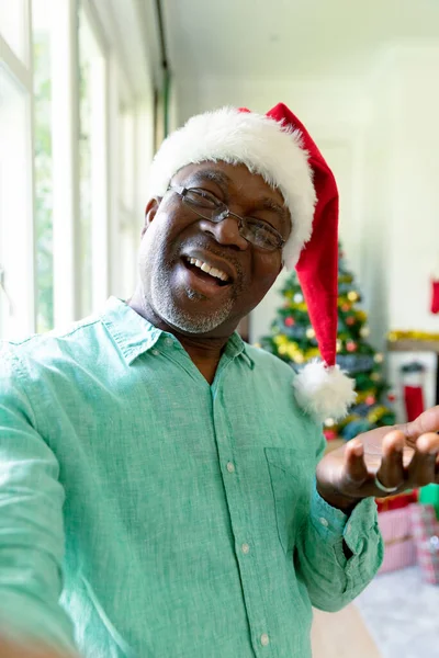 Hombre Mayor Afroamericano Feliz Vestido Santa Tiene Una Videollamada Navidad —  Fotos de Stock