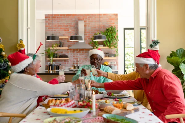 一緒にクリスマスを祝う幸せな先輩の友人の多様なグループは ジュースで乾杯 クリスマスのお祝い友達と家でお祝いする — ストック写真