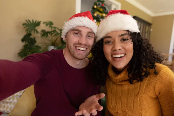 Dva Šťastné Rozmanité Ženské Mužské Přátele Santa Klobouky Videohovory Vánocích — Stock fotografie