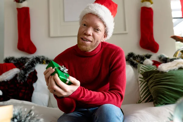 Afroamerykanin Albinos Kapeluszu Mikołaja Wykonujący Wideo Dekoracjami Świątecznymi Święta Bożego — Zdjęcie stockowe
