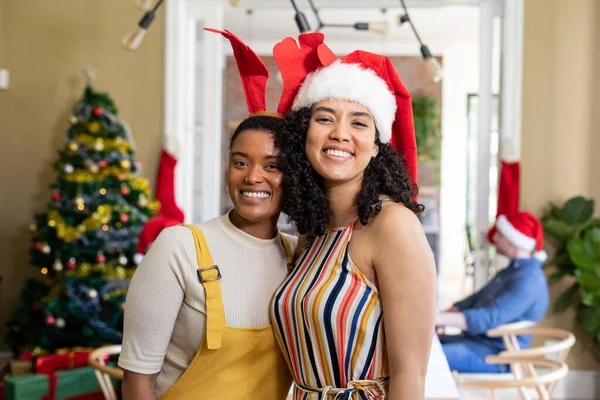 Dos Amigas Diversas Sombreros Santa Abrazando Tomando Fotos Celebrando Navidad —  Fotos de Stock