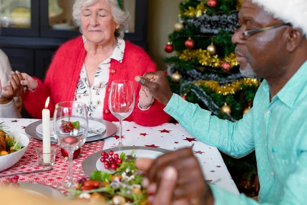 Diverso Grupo Amigos Mayores Felices Rezando Celebrando Navidad Juntos Casa — Foto de Stock