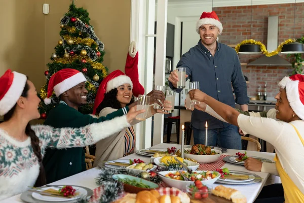 Grupo Felices Diversos Amigos Femeninos Masculinos Brindando Celebrando Navidad Casa —  Fotos de Stock