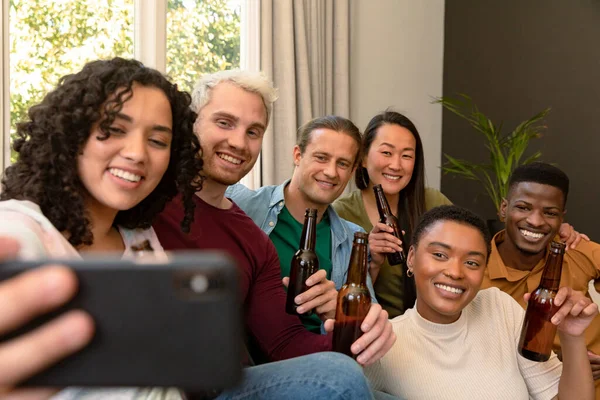 一群快乐多样的男女朋友一起喝啤酒和自拍 与家里的朋友交往 — 图库照片