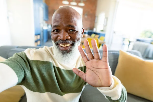 Glücklicher Älterer Afrikanisch Amerikanischer Mann Wohnzimmer Der Auf Dem Sofa — Stockfoto
