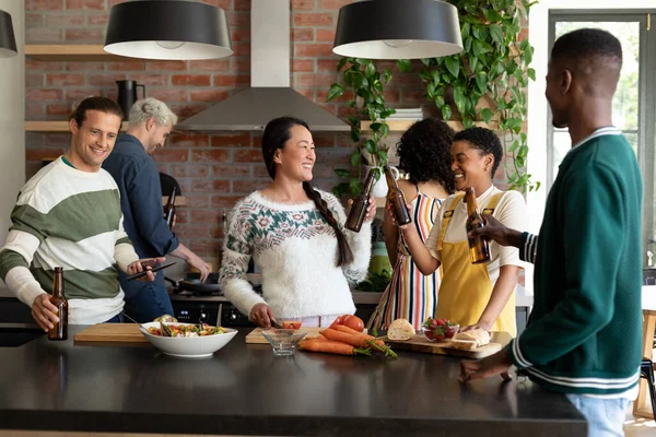 Bir Grup Mutlu Kadın Erkek Arkadaş Bira Içip Mutfakta Birlikte — Stok fotoğraf