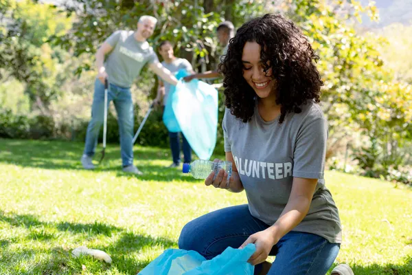 Een Glimlachende Afro Amerikaanse Vrouw Die Vuilniszak Vasthoudt Plastic Afval — Stockfoto