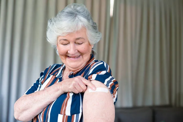 Mulher Caucasiana Sênior Feliz Mostrando Gesso Após Vacinação Saúde Sênior — Fotografia de Stock