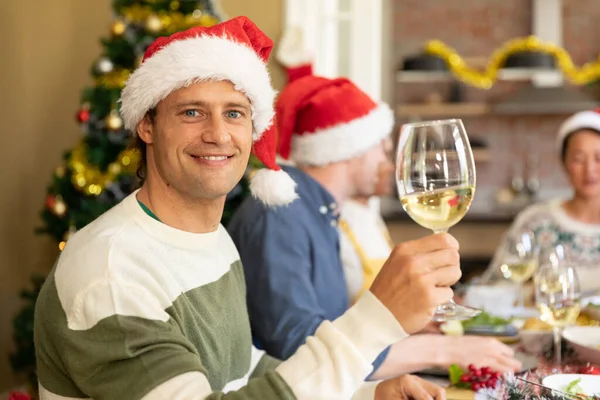 Vrolijke Blanke Man Kerstmuts Roosterend Kerstmis Vieren Met Vrienden Thuis — Stockfoto
