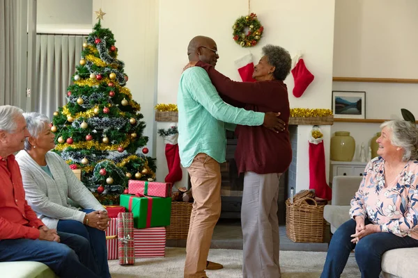在圣诞节期间 非裔美国老年夫妇在不同的男女朋友面前跳舞 圣诞节庆祝活动 和朋友们在家里庆祝 — 图库照片