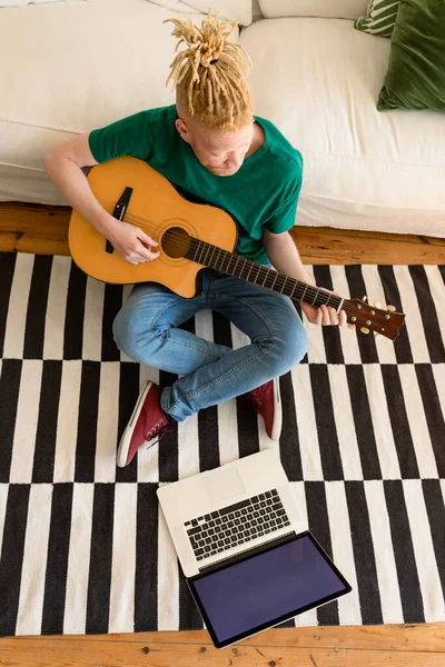 Американский Альбинос Гостиной Играет Гитаре Использует Ноутбук Досуг Использованием Технологий — стоковое фото