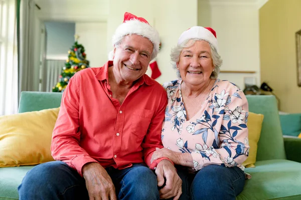 Gelukkig Kaukasisch Seniorenpaar Met Kerstmutsen Die Met Kerst Een Videogesprek — Stockfoto