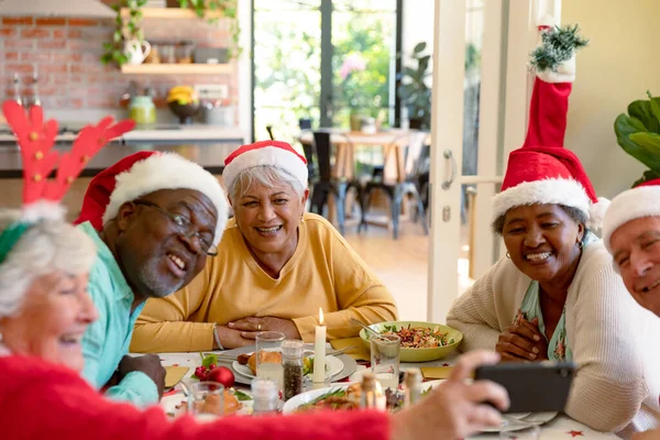 一群戴着节日礼帽的快乐的老朋友聚在一起庆祝圣诞节 自私自利 圣诞节庆祝活动 和朋友们在家里庆祝 — 图库照片