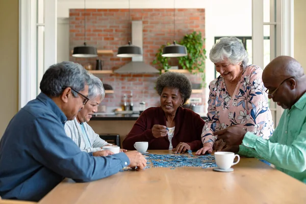 Grupo Amigos Seniores Femininos Diversos Fazendo Quebra Cabeças Casa Socializar — Fotografia de Stock
