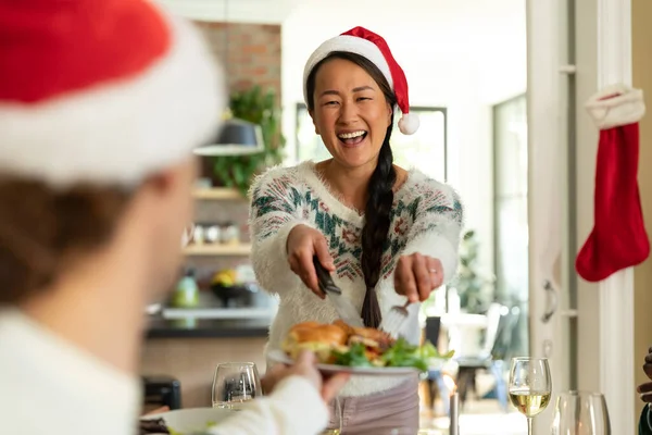 Noel Baba Şapkalı Mutlu Asyalı Kadın Evde Arkadaşlarıyla Noel Kutluyor — Stok fotoğraf