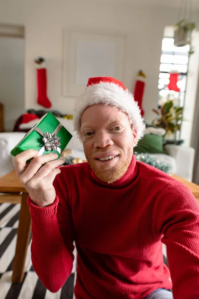 Afroamerykanin Albinos Kapeluszu Mikołaja Wykonujący Wideo Dekoracjami Świątecznymi Święta Bożego — Zdjęcie stockowe