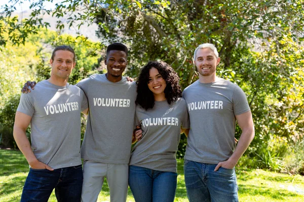 笑顔のグループは カメラを見てシャツを一致させることで 女性と男性のボランティアを悪化させる 環境保全ボランティアが地方の清掃活動を行い — ストック写真