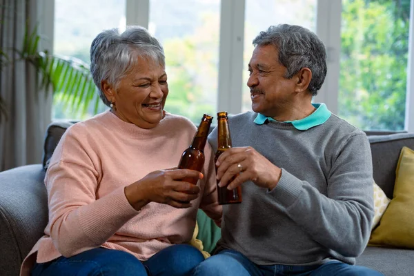 Heureux Couple Personnes Âgées Diverses Assis Sur Canapé Boire Bière — Photo