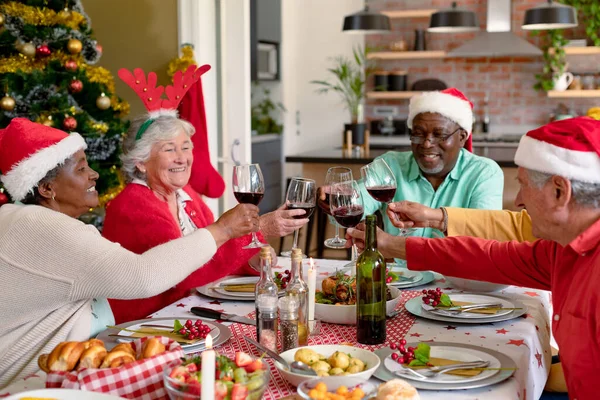 Diverse Groep Gelukkige Senioren Vieren Kerst Met Wijnstok Samen Thuis — Stockfoto