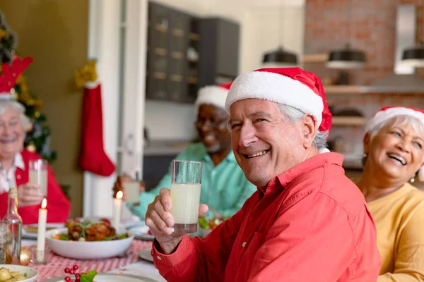 Heureux Homme Âgé Caucasien Tenant Verre Célébrant Noël Avec Divers — Photo