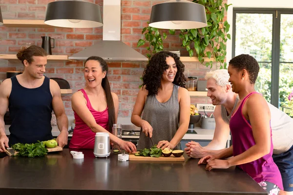 Çeşitli Kadın Erkek Arkadaşlar Mutfakta Smoothie Hazırlıyorlar Fitness Sağlıklı Aktif — Stok fotoğraf