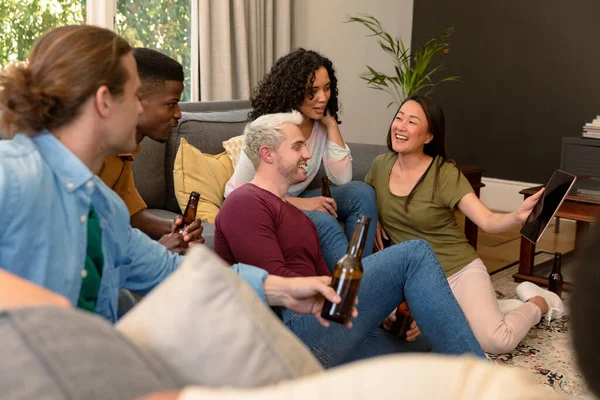 Grupo Felices Diversos Amigos Femeninos Masculinos Bebiendo Cerveza Juntos Usando —  Fotos de Stock