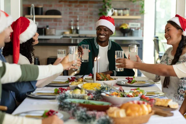 Grupa Szczęśliwie Zróżnicowanych Kobiet Mężczyzn Przyjaciół Toasting Świętowanie Bożego Narodzenia — Zdjęcie stockowe