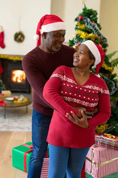 Gelukkig Afrikaans Amerikaans Seniorenpaar Met Kerstmutsen Die Thuis Dansen Met — Stockfoto