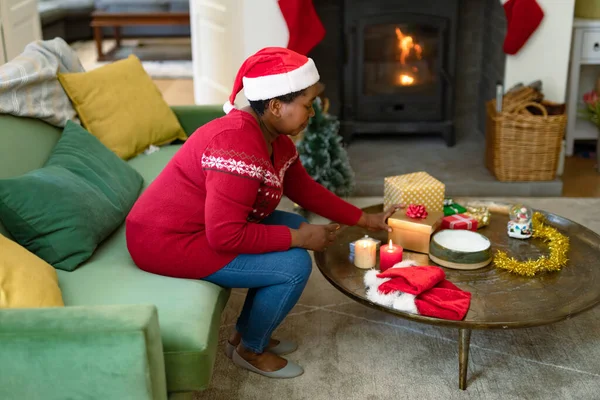 Αφροαμερικανή Ηλικιωμένη Γυναίκα Καπέλο Σάντα Δώρο Για Χριστούγεννα Συνταξιοδότηση Τρόπο — Φωτογραφία Αρχείου