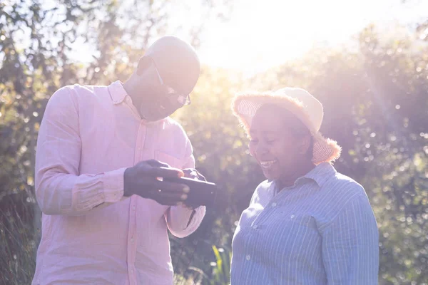 Feliz Pareja Ancianos Afroamericanos Tomando Selfie Aire Libre Estilo Vida — Foto de Stock