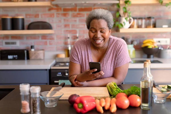 Счастливая Африканка Старшеклассница Использует Смартфон Кухня Уход Пенсию Образ Жизни — стоковое фото