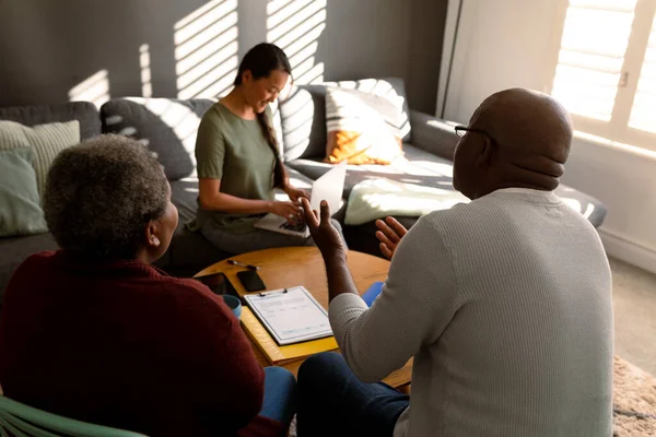 非洲裔美国老年夫妇在家里与亚裔女性财务顾问见面 退休生活方式 老年人支助和在家里度过的时间 — 图库照片