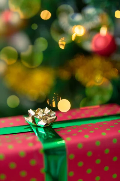 Regalo Navidad Papel Rojo Con Cinta Dorada Sobre Árbol Navidad —  Fotos de Stock