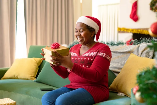 Heureuse Femme Âgée Afro Américaine Chapeau Père Noël Cadeau Ouverture — Photo