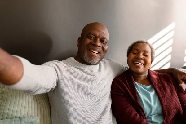 Gelukkig Afrikaans Amerikaans Seniorenpaar Neemt Selfie Mee Naar Huis Pensionering — Stockfoto