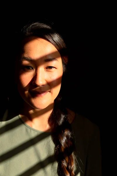 Retrato Una Mujer Asiática Seria Pie Rayo Luz Casa Estilo —  Fotos de Stock