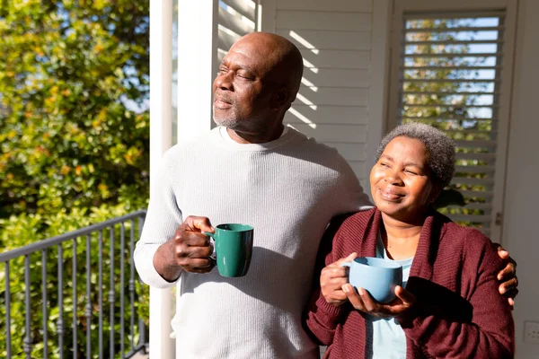 Coppia Anziana Afro Americana Rilassata Che Beve Caffè Piedi Sul — Foto Stock