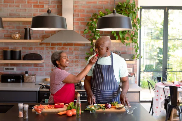 Casal Afroamericano Feliz Sênior Cozinhar Juntos Cozinha Estilo Vida Aposentadoria — Fotografia de Stock