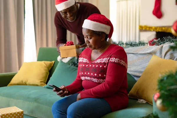 Feliz Pareja Ancianos Afroamericanos Sombreros Santa Claus Compartiendo Regalos Navidad —  Fotos de Stock