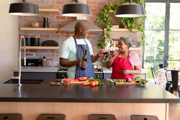 Feliz Pareja Ancianos Afroamericanos Cocinando Juntos Cocina Bebiendo Vino Estilo — Foto de Stock